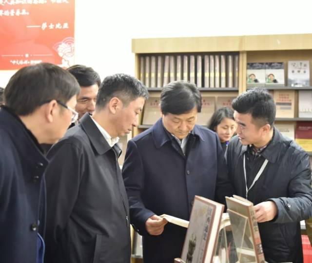 艺术江西国际博览会在南昌举行,陶瓷大学教师龚建勇,陶瓷油画家黄平进