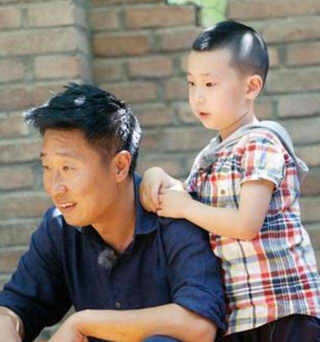 46岁林永健全家近照,经历丧子之痛,如今教育儿子瞬间打脸李湘!