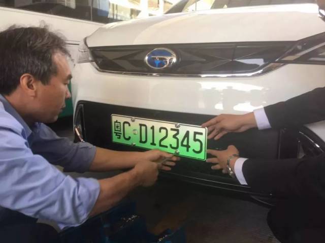 珠海美女抢到粤CD18888,而且这种车牌还是绿