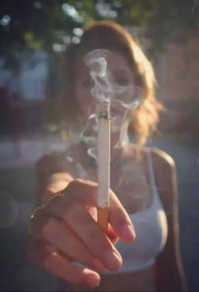 耍帅 现在抽烟的年龄化越来越小,很多小孩在小学就因为好奇或者是