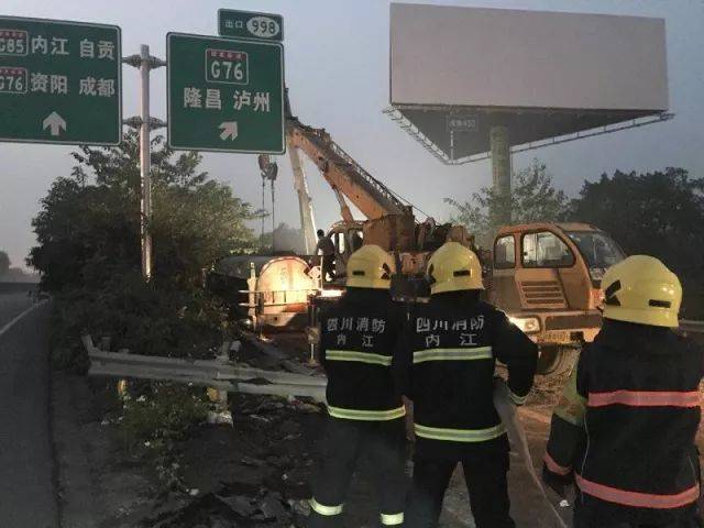 成渝高速路隆昌市匝道口路段一辆油罐车侧翻 消防官兵成功处置