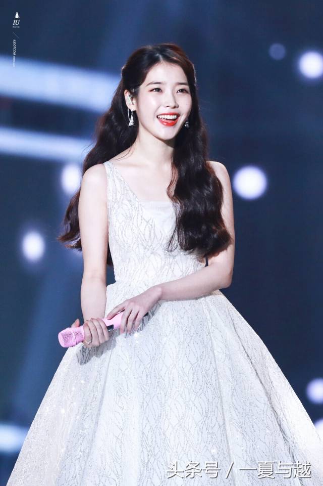 这是一位集颜值与才艺于一身的高端美女,IU,哎