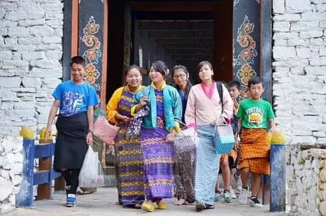 穿着不丹传统服装拜访当地人家,一起准备晚餐,一起谈笑歌舞,来一次