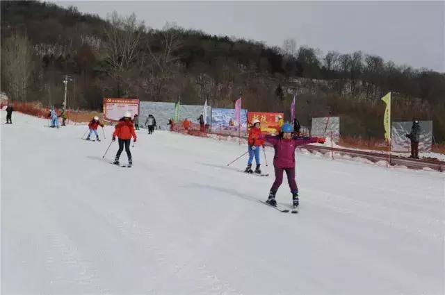 大龙湾滑雪场雪具中心里面啥装备都有,赶紧换好了,快到冰天雪地里