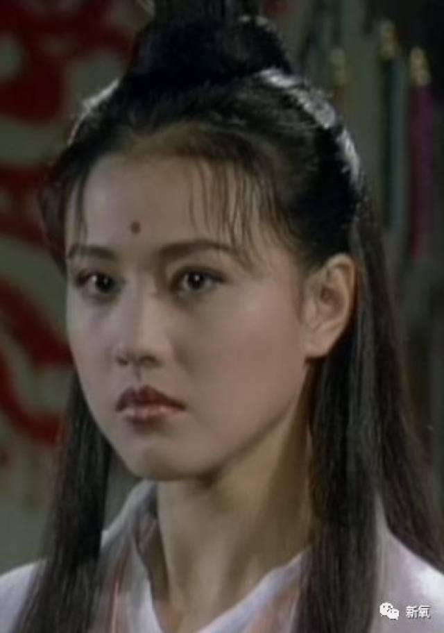 秒杀高圆圆的最美周芷若为一个男人不婚不育的她在51岁美成了少女