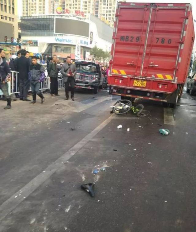 莆田涵江惨烈车祸,七车连撞.现场