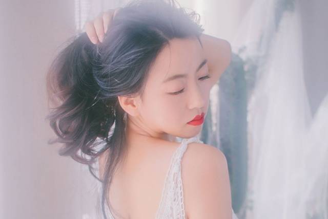 昂着头,她看着镜子里,两个人分明都穿着衣服,可交合处却让人血脉喷张