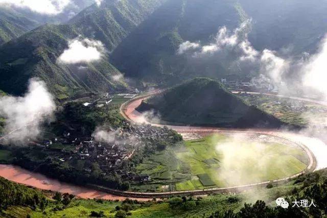 太极八卦图位于大理云龙县城以北,在这里有一条叫沘江的河流,因河水