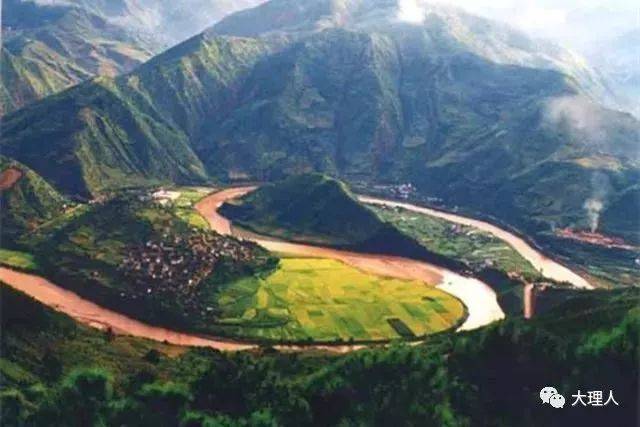 太极八卦图位于大理云龙县城以北,在这里有一条叫沘江的河流,因河水