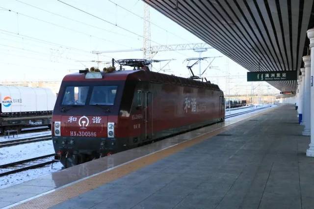 这趟列车是用hxd3d型电力机车牵引,这也是海满两地首次开行电力机车