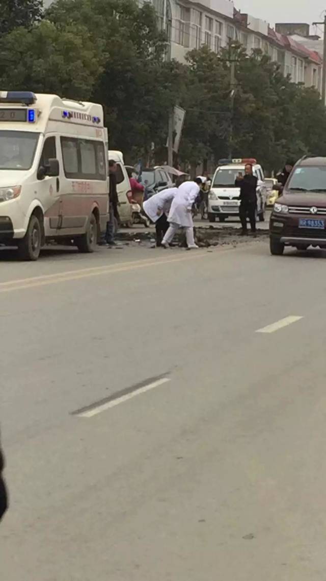 天门惨烈车祸,两人躺地生死不明….