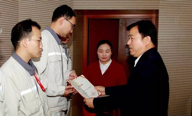 余斌,聂自强共同为龙杰,朱志强,董爱华等17名优秀会员颁发荣誉证书.