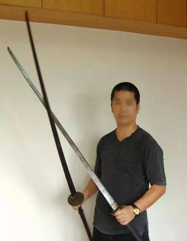 唐代的时候,以汉代斩马刀为基础,加重加长以后形成了陌刀等几种名刀