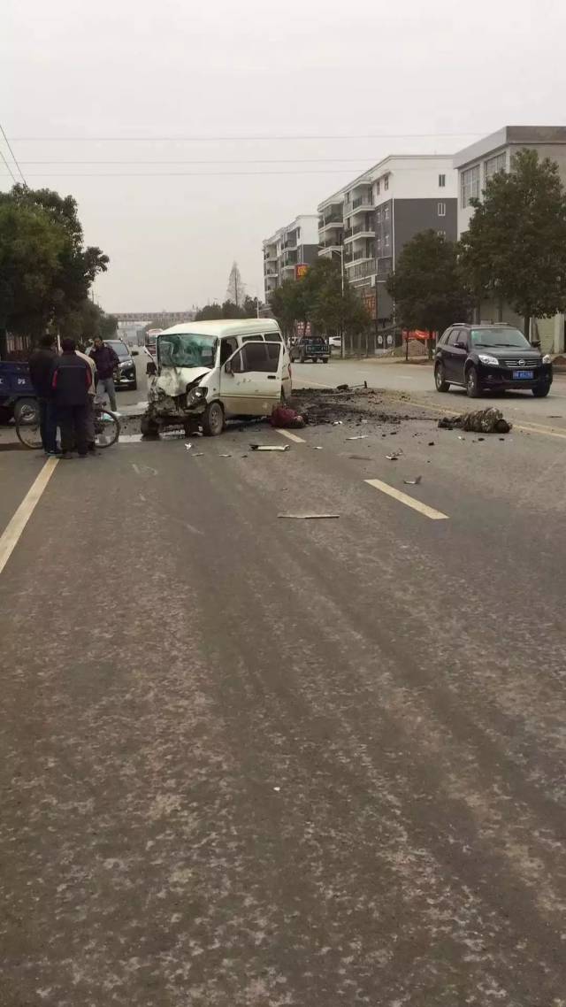 天门惨烈车祸,两人躺地生死不明….