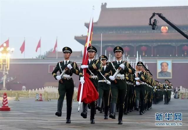 今天,向国旗护卫队战士们致敬,告别!