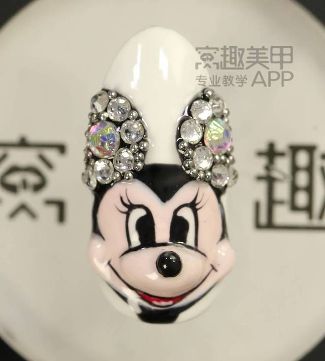 【窝趣美甲浮雕时尚】可爱技巧视频米妮款v浮雕教程图片