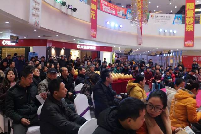 (抽奖环节,主持人与顾客现场互动及抽奖)
