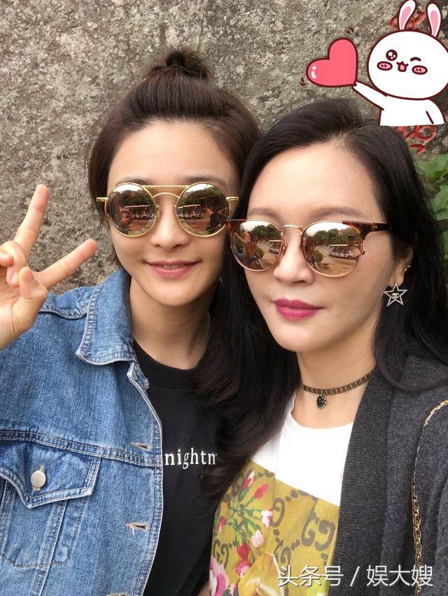 陈冰妈妈跨年照,50岁的她比女儿还要美,30亿身家,人人羡慕