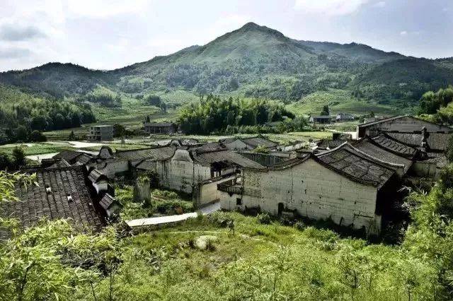 闽侯大湖乡东墘村有一大片古厝, 幢幢粉墙黛瓦,飞檐翘角, 是闽侯