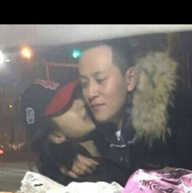 杨紫与男友秦俊杰一同跨年 被对方霸气抱在怀中