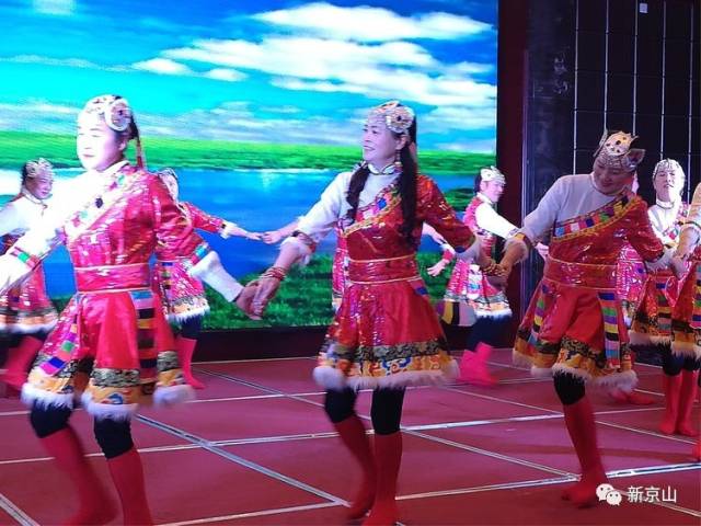 京山这个社会民间艺术团欢歌笑语辞旧岁 载歌载舞迎新年