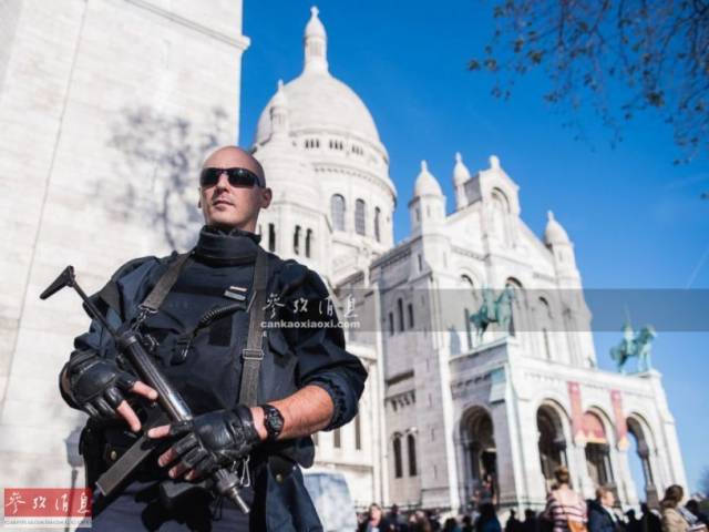 为近日在巴黎著名景点附近警戒的巴黎警察,手持的是伯莱塔m12s冲锋枪