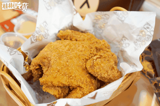 鸡的热情 前不久,它在六合路多了一个分身 作为一只高颜值炸鸡