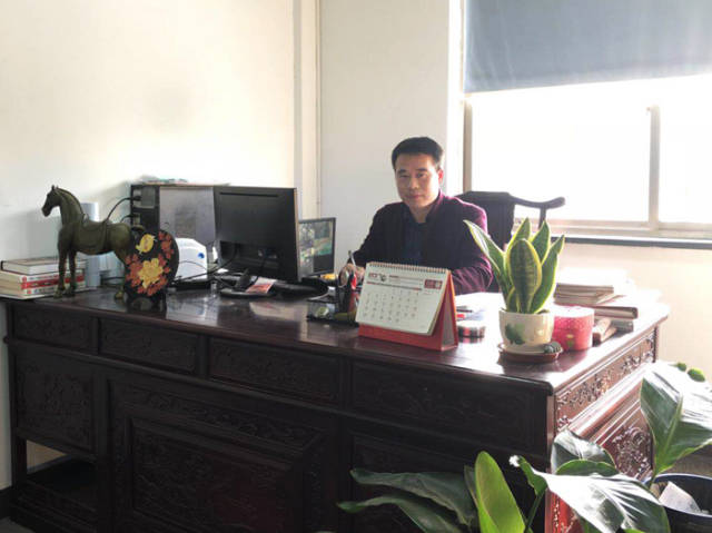 2009年,吕茂龙借来着东拼西凑怀揣的30万元本金,在上海创办了一家小光法视频教学图片