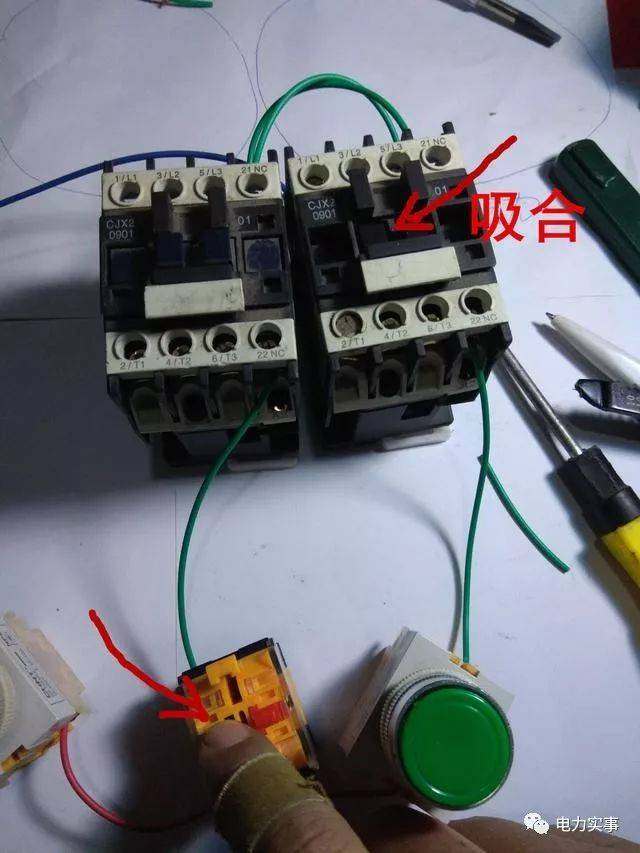 两个接触器各接一个启动按钮,启动都是连接按钮开关的绿色一端,也就是