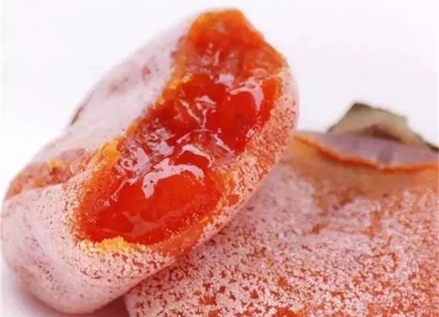 从选果到上霜,柿饼的制作需要耗费一个