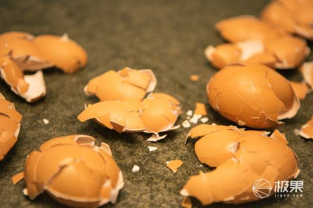 所有鸡蛋被打碎,里面完全没有蛋液残留.