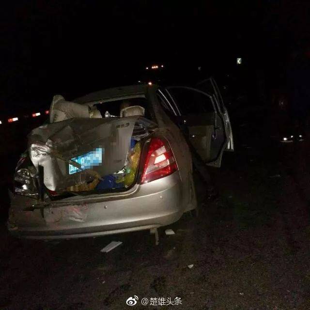 楚雄元双公路跨年夜发生惨烈车祸!现场一片狼藉.