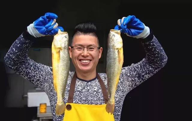 台州人传疯了!68岁老人,靠一条黄鱼创业成网红!2018年第一励志