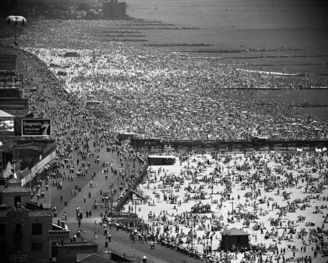 人群挤满科尼岛的海滩,布鲁克林区,纽约,1949年