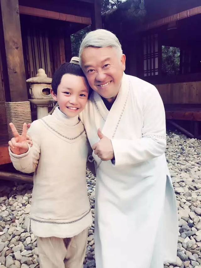 在热播剧《生逢灿烂的日子》里,刘若谷饰演童年老三郭小洋,全身主角