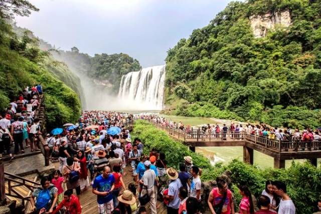 "中国的旅游景点哪里一年四季的人最多?