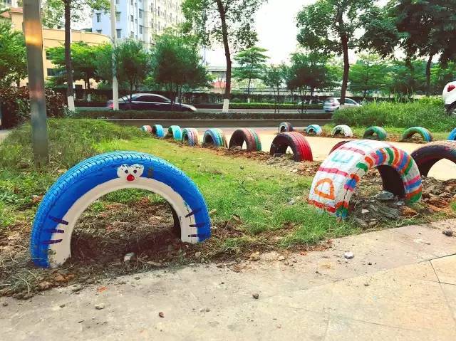 创意彩绘轮胎变身小区道路护栏 其实,这里原本是社区一块闲置的草坪