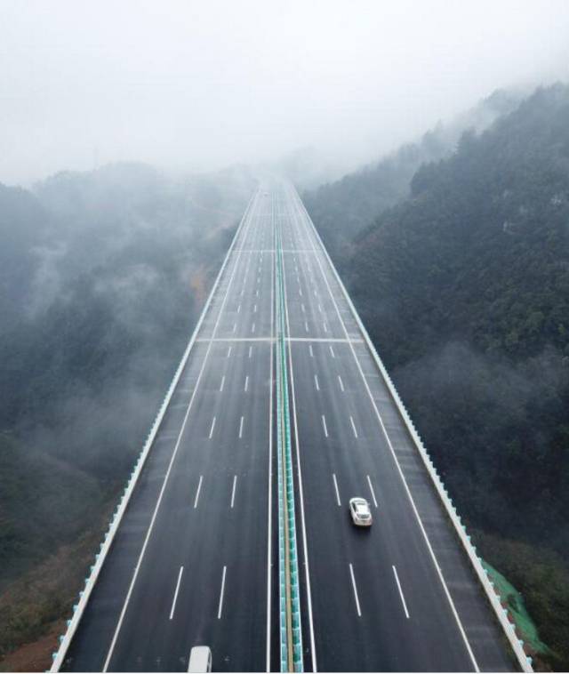 航拍遵贵高速公路,高清大图带你领略贵州第一高速路风采!