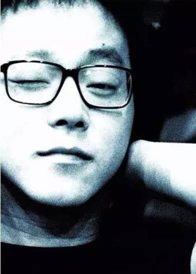 玩摇滚时候留的长发~ 燃鹅,对于窦唯的乐迷来说,他大概始终是自己