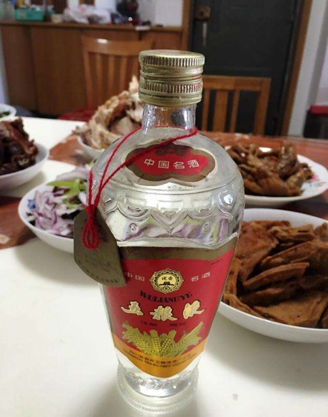 上桌开怼|五粮液与茅台pk 你选择喝哪一杯?