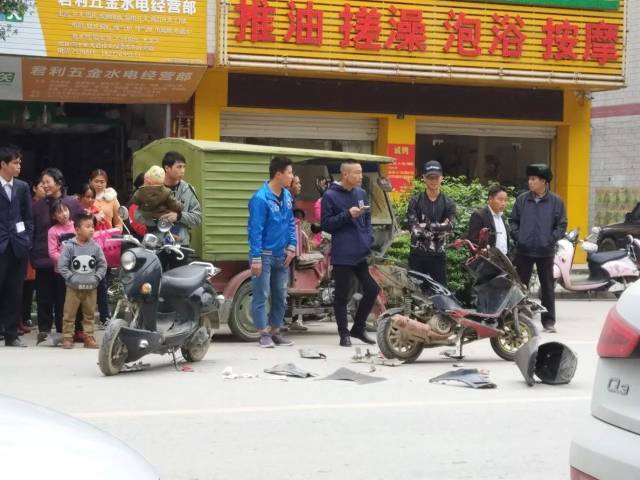 田林三十米大道发生车祸,摩托车撞到散架,导致道路堵塞.