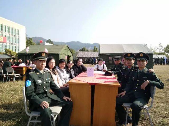 同安区民政局副局长钟金芳先生,73051部队政治工作部主任韩波先生代表