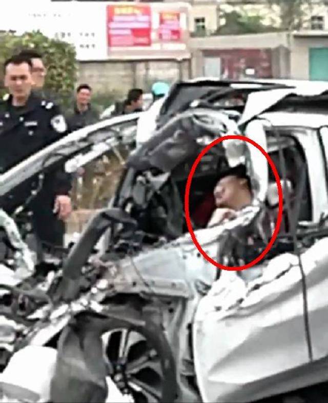 车祸现场视频显示:现场狼藉一片