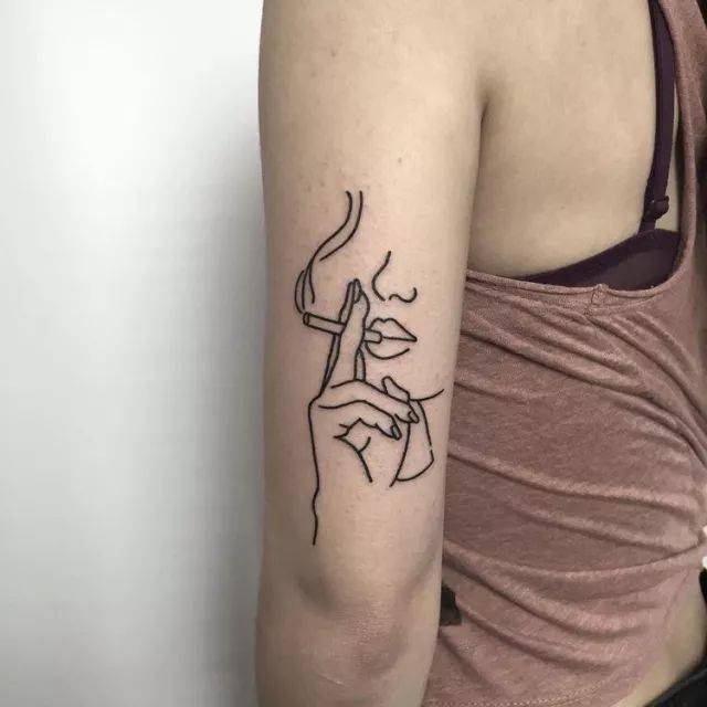 除了经典的文字tattoo外,近两年最流行的就是抽象线条了,其中人像