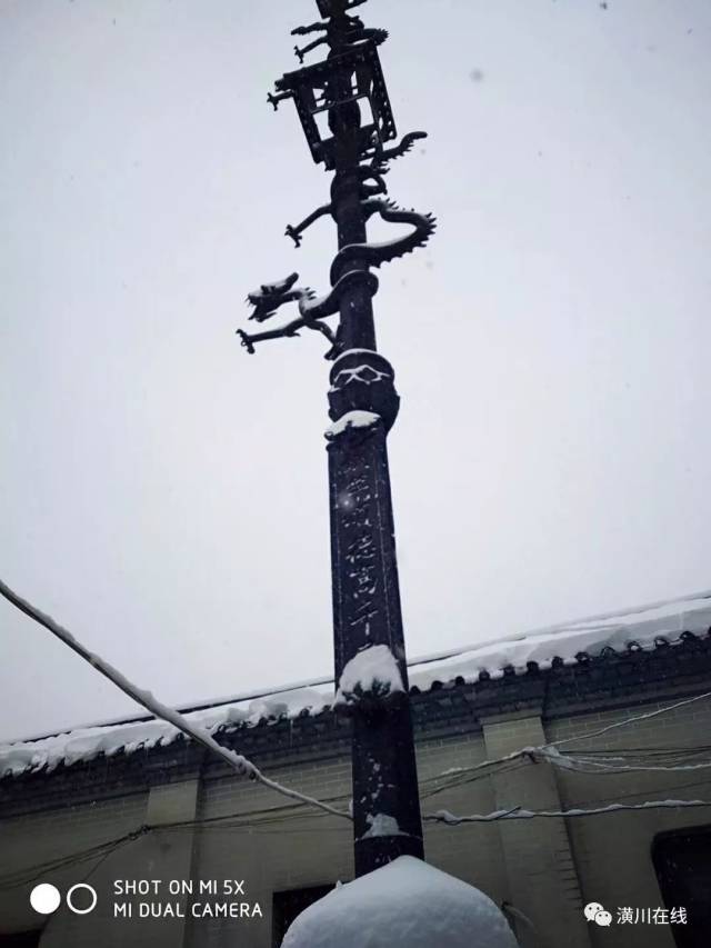 风雨几百年的铁旗杆屹立在大雪中,继续书写它的历史.