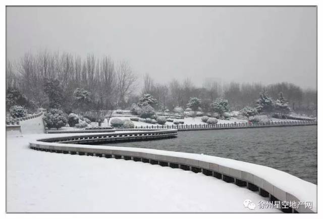有万径人踪灭的寂静 山顶回风舞雪,有一览全城渺的豪迈 好像一处武侠