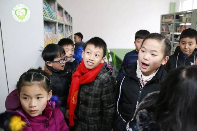 三年级新同学陈奕颖收到了好多好多贺卡,贺卡上写满了同学们的祝福.