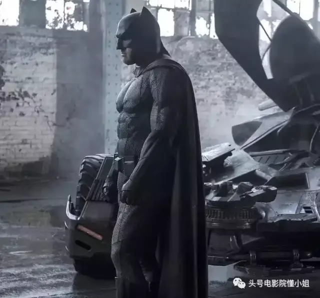 最近的一位是身形魁梧的"大本"本·阿弗莱克,在《蝙蝠侠大战超人