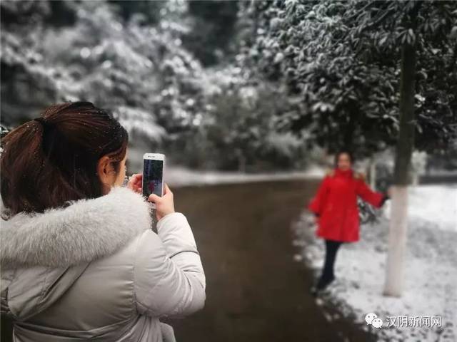 汉阴2018年第一场雪 美女,美翻啦!约吗?