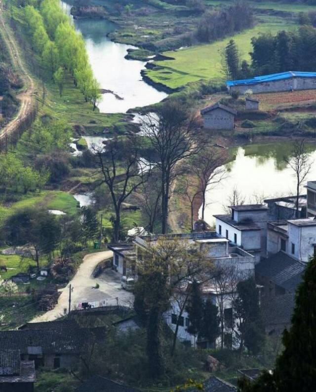 茅井村位于崇阳县天城镇北部边缘山区,三面环陆水,背靠葛仙山,曾是全